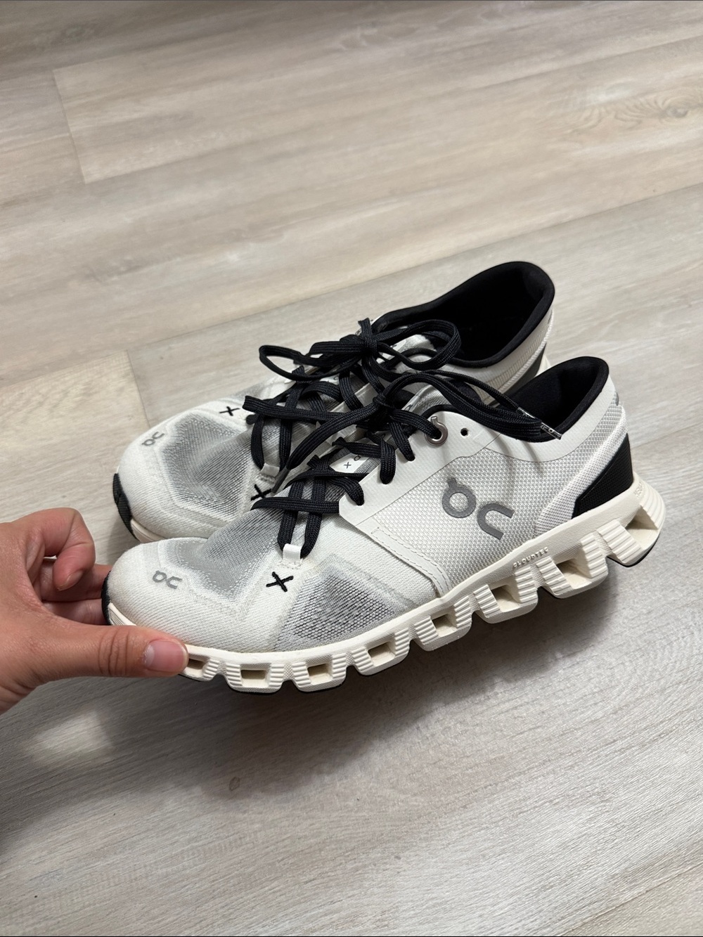ON CLOUD SNEAKERS